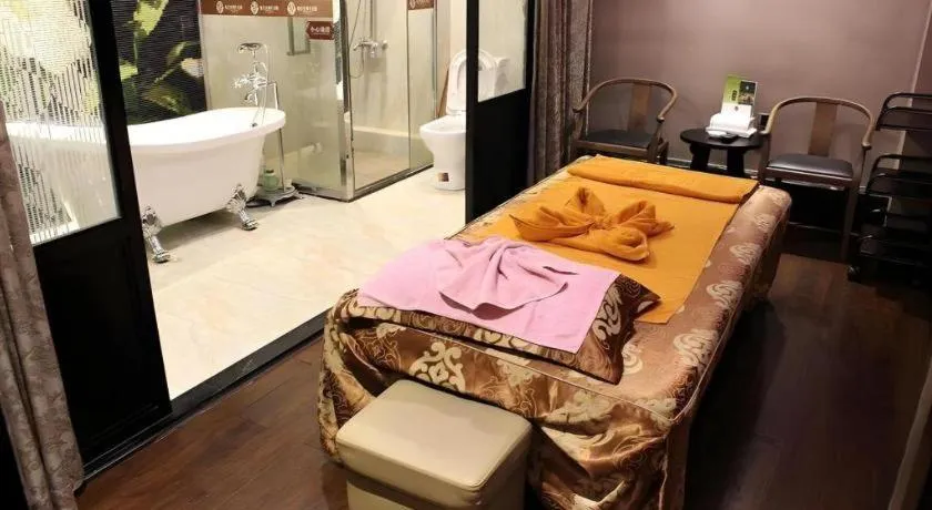 Bed in Shenzhen Bao Yue Hotel