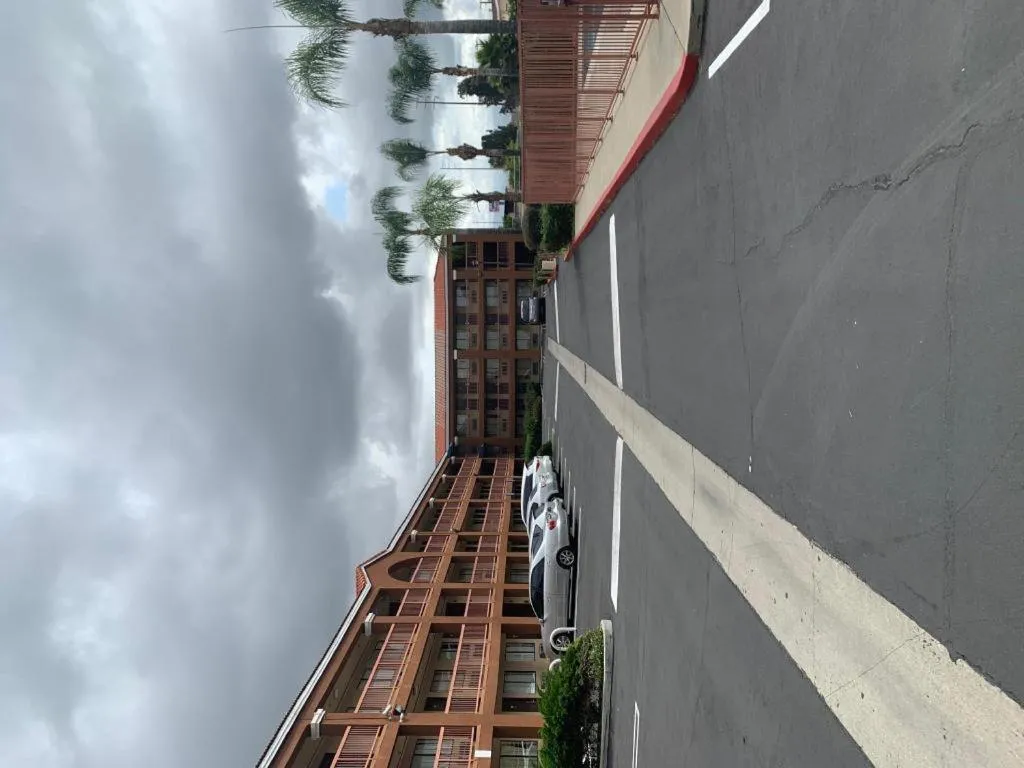 Grand Park Inn