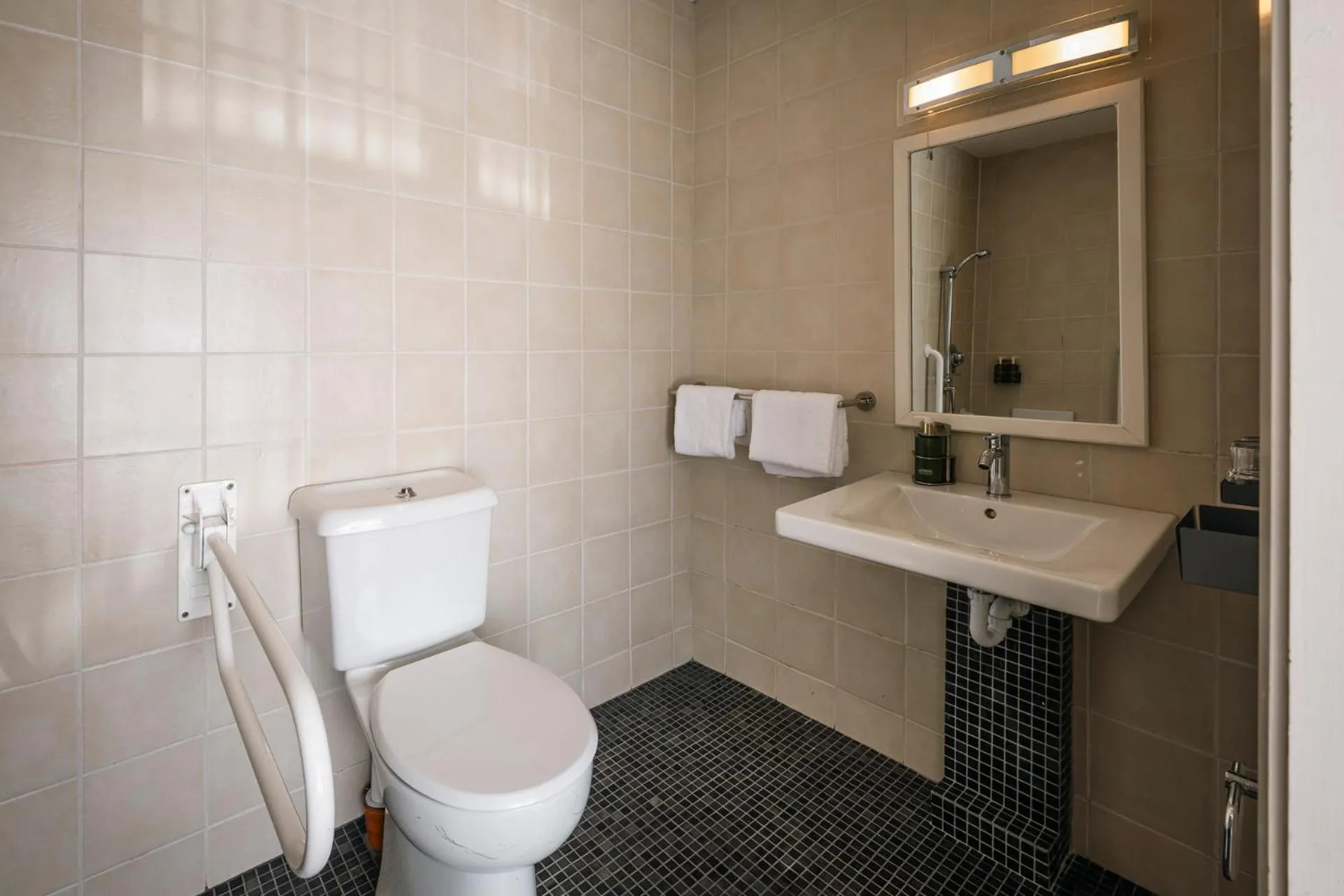 Bathroom in Connemara Sands Hotel & Spa