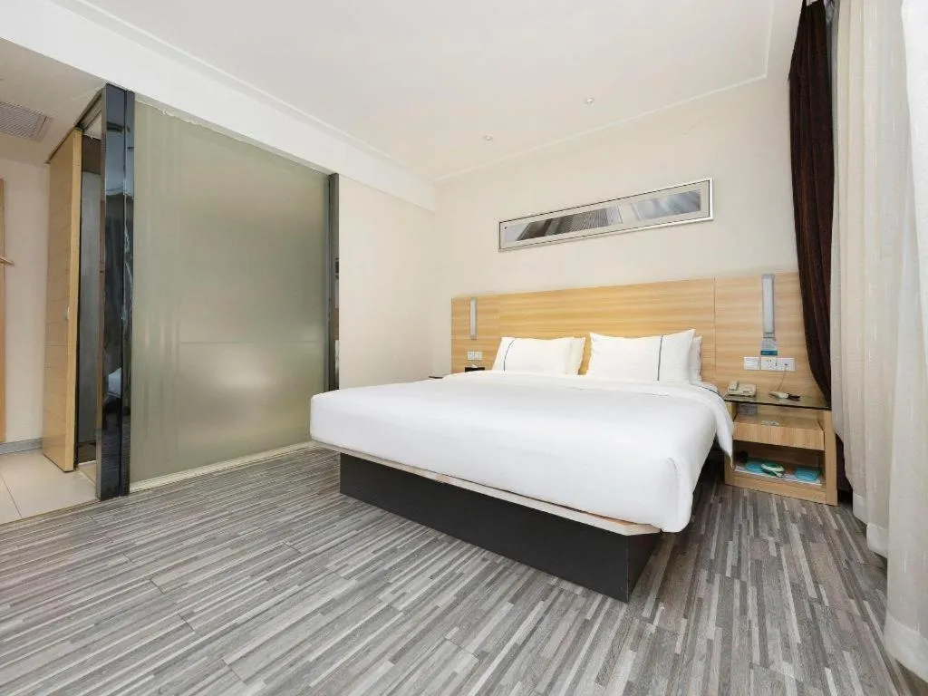 Bed in City Comfort Inn Wuhan High Speed Railway Station