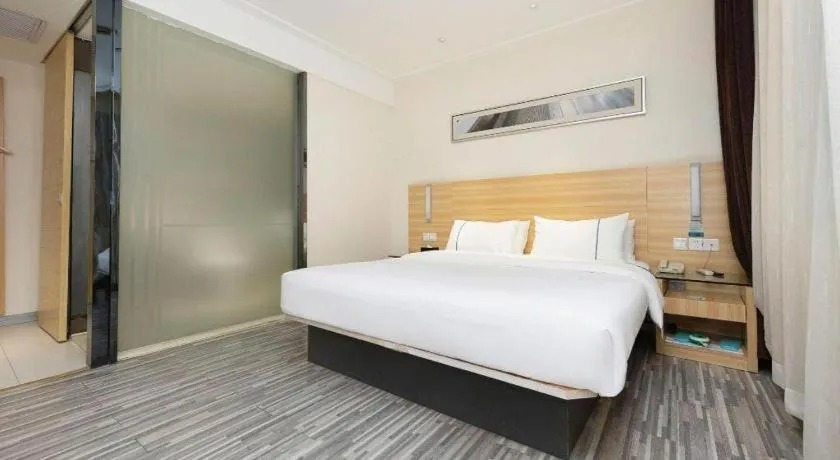 Bed in City Comfort Inn Wuhan High Speed Railway Station