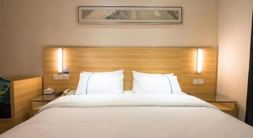 Bed in City Comfort Inn Wuhan High Speed Railway Station