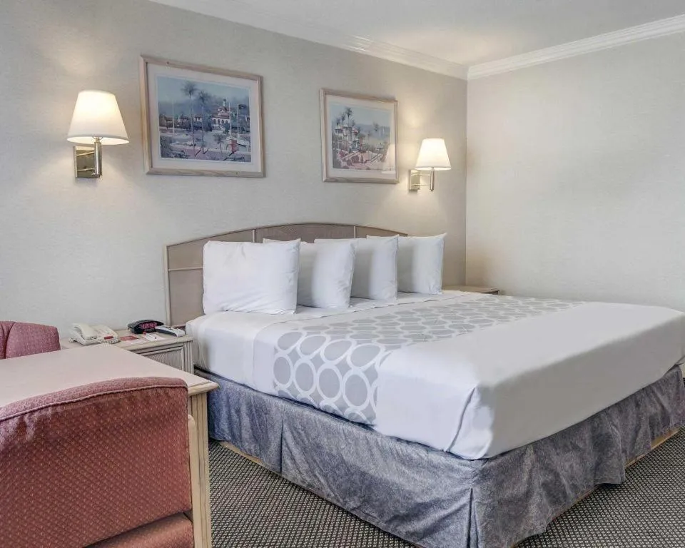 Bed in Econo Lodge Van Horn