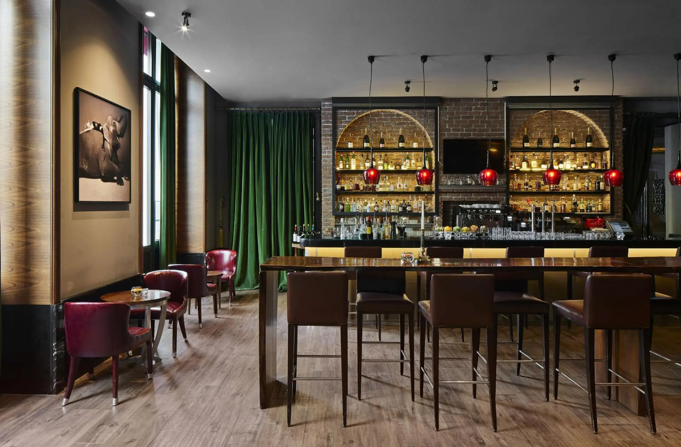 Lounge or bar in TITANIC Gendarmenmarkt Berlin Lounge or bar in TITANIC Gendarmenmarkt Berlin