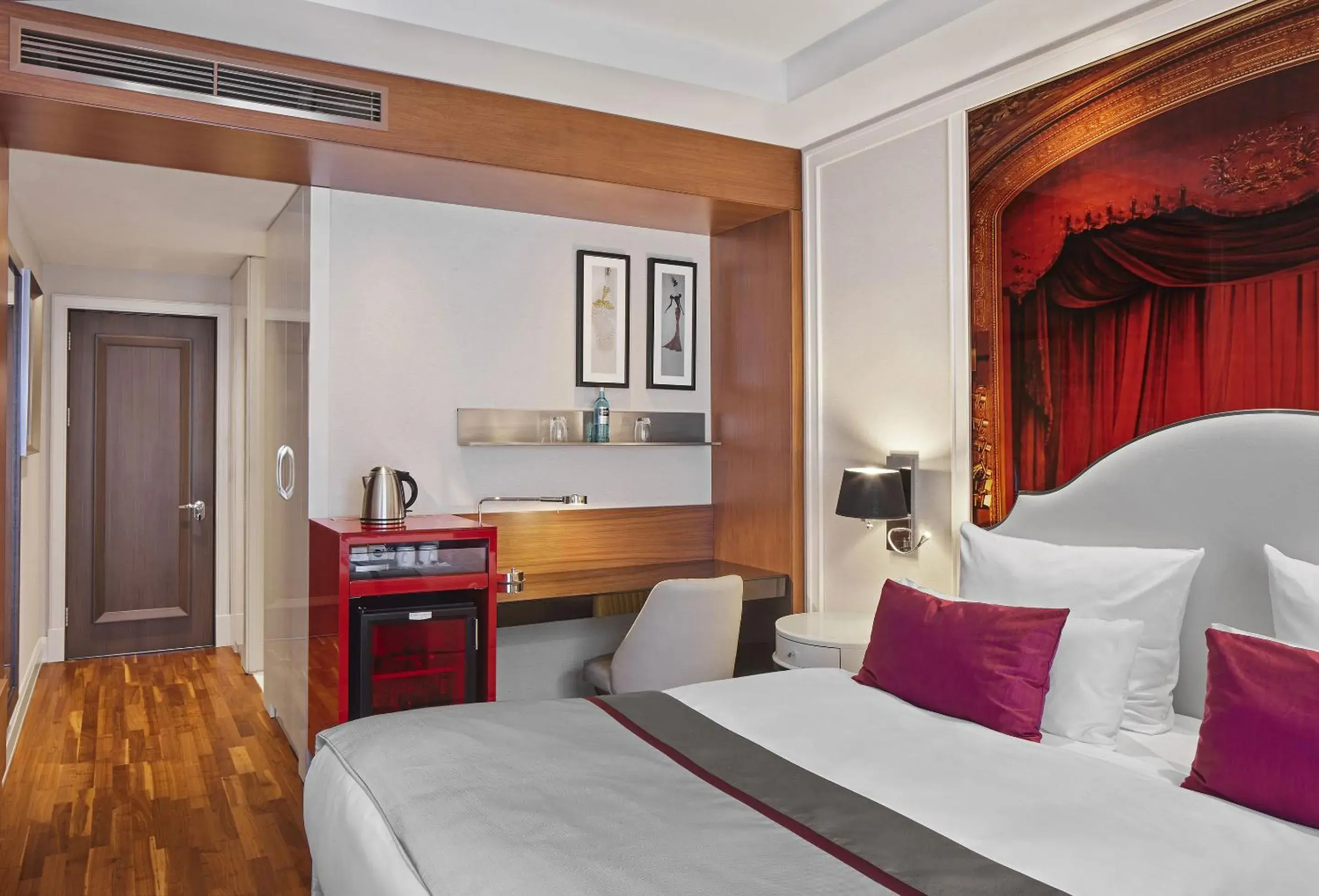 Coffee/tea facilities, Bed in TITANIC Gendarmenmarkt Berlin Coffee/tea facilities, Bed in TITANIC Gendarmenmarkt Berlin