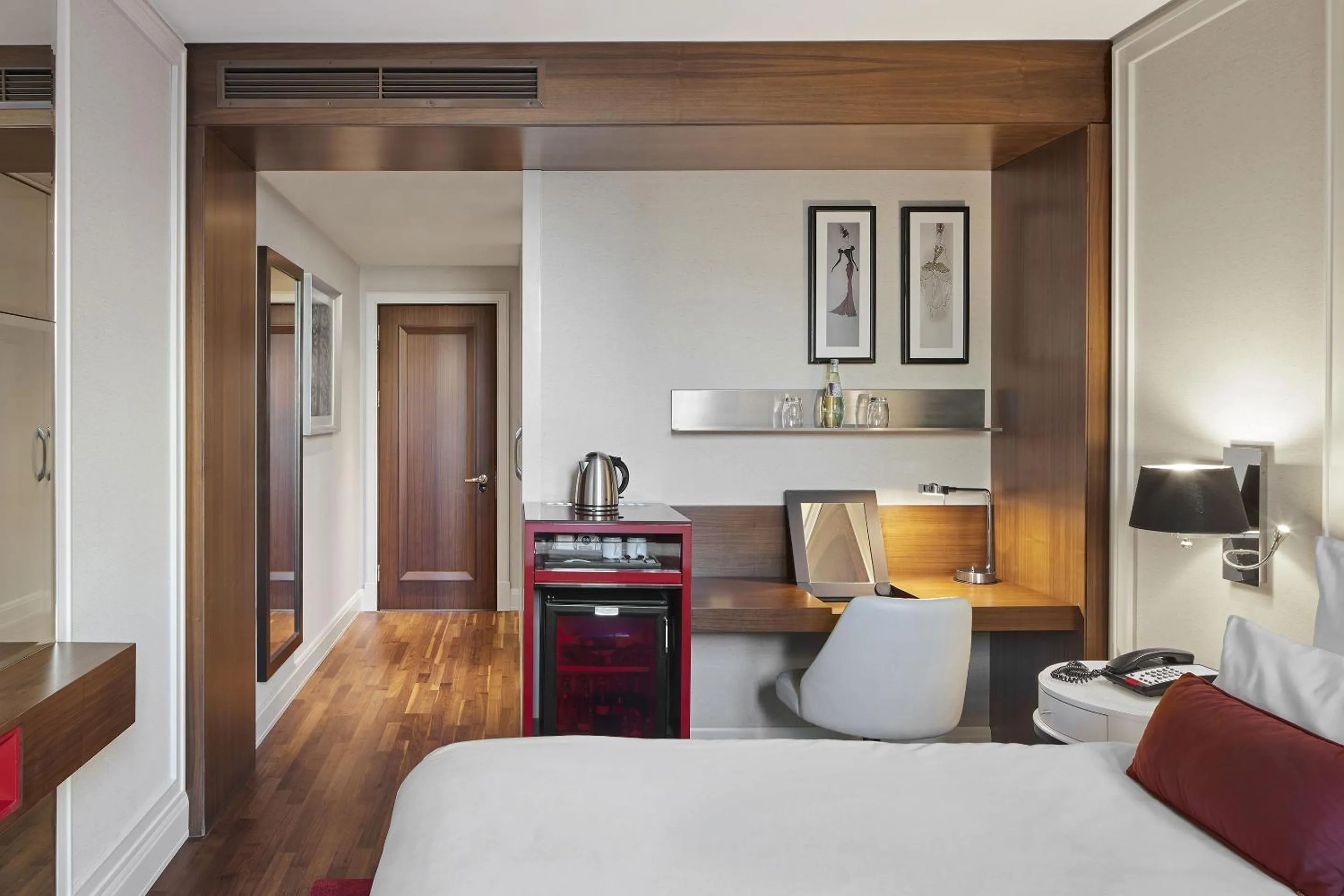 Photo of the whole room, Bed in TITANIC Gendarmenmarkt Berlin