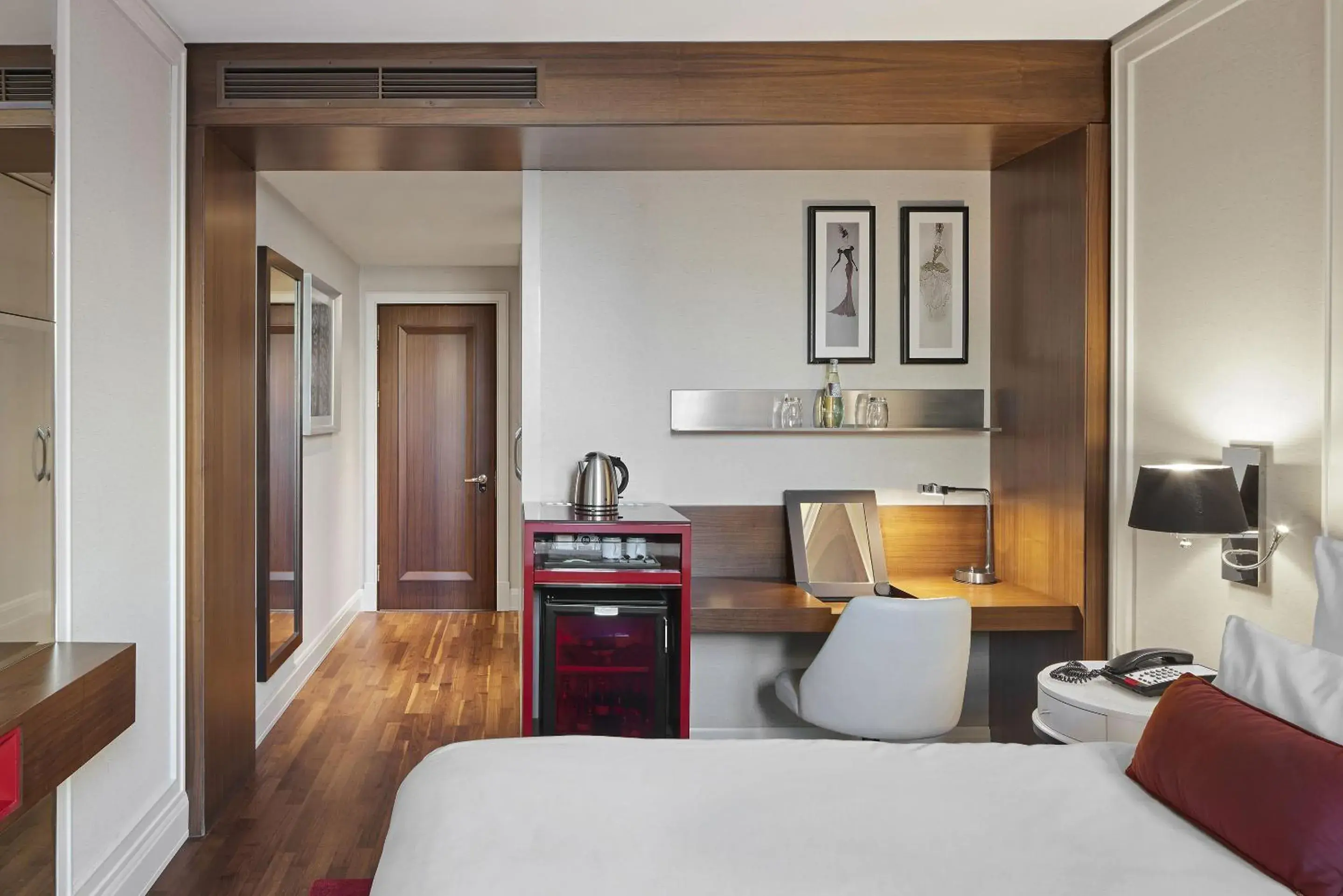 Photo of the whole room, Bed in TITANIC Gendarmenmarkt Berlin Photo of the whole room, Bed in TITANIC Gendarmenmarkt Berlin