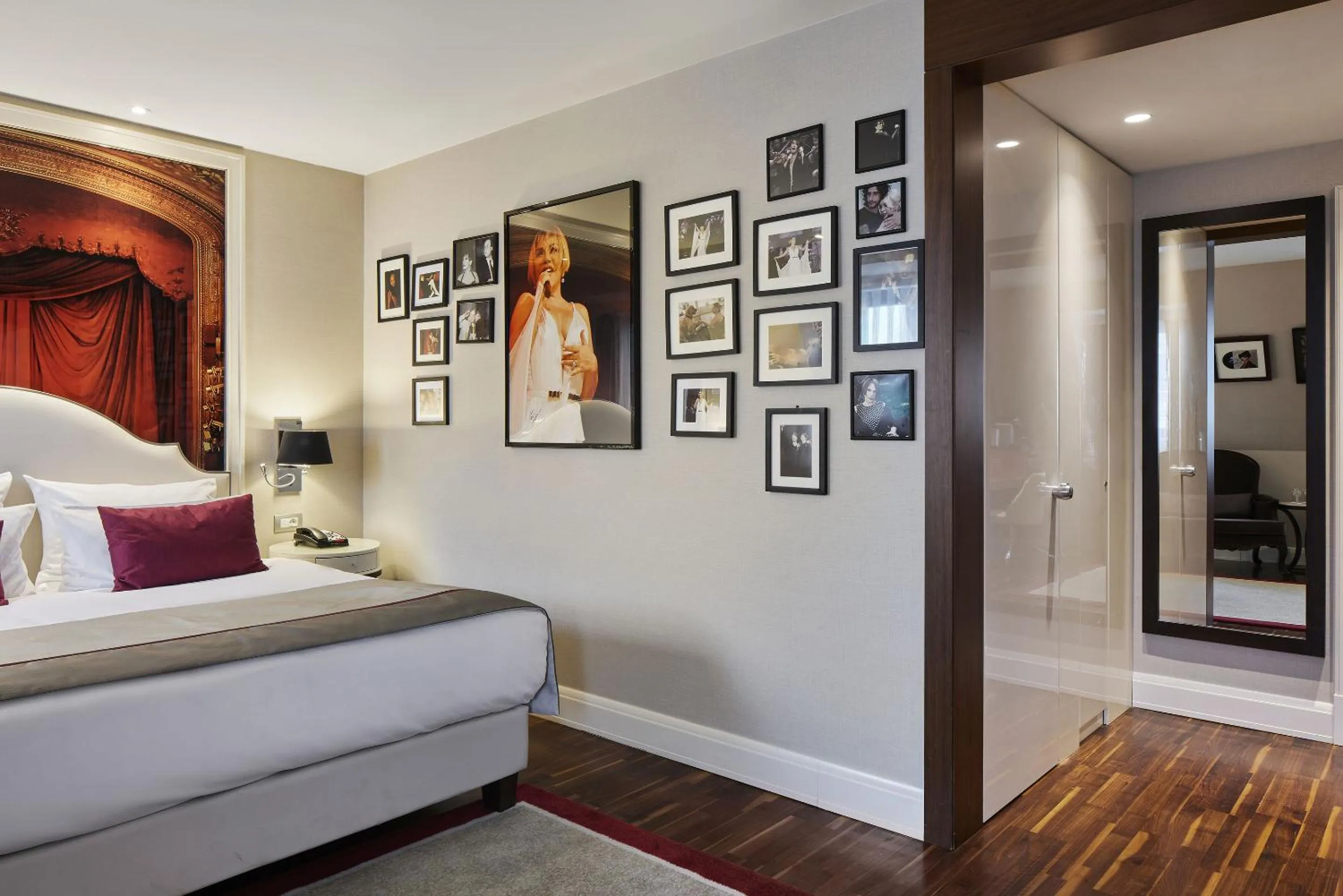 Bedroom, Bed in TITANIC Gendarmenmarkt Berlin