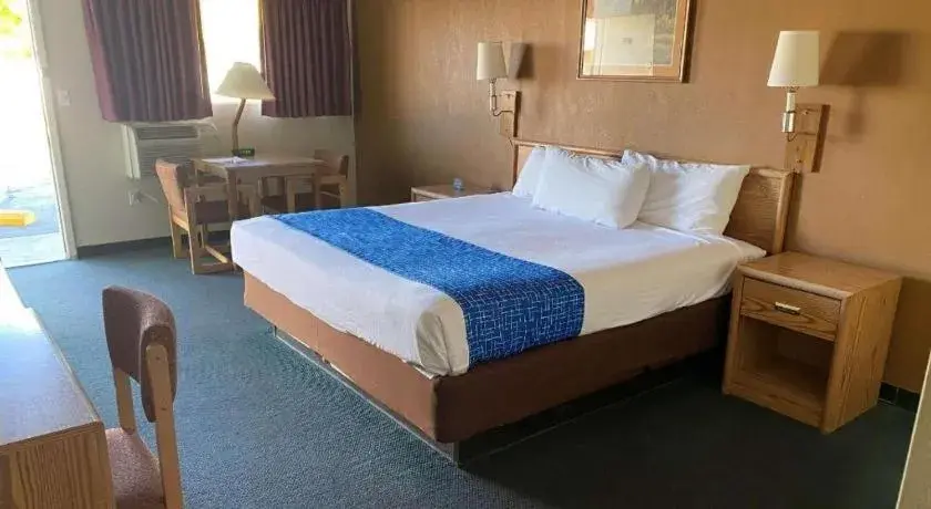 Bed in Travelodge by Wyndham Powell Bed in Travelodge by Wyndham Powell