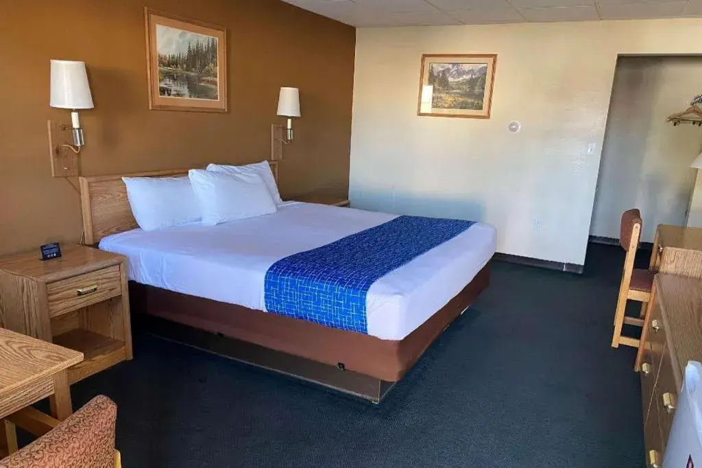 Bed in Travelodge by Wyndham Powell Bed in Travelodge by Wyndham Powell