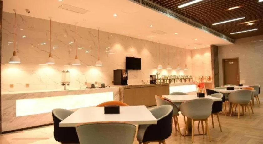 Holiday Inn Express Lhasa Potala Square By IHG