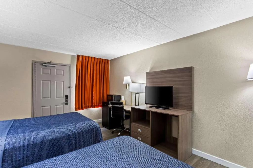 Bed in Econo Lodge Willowbrook