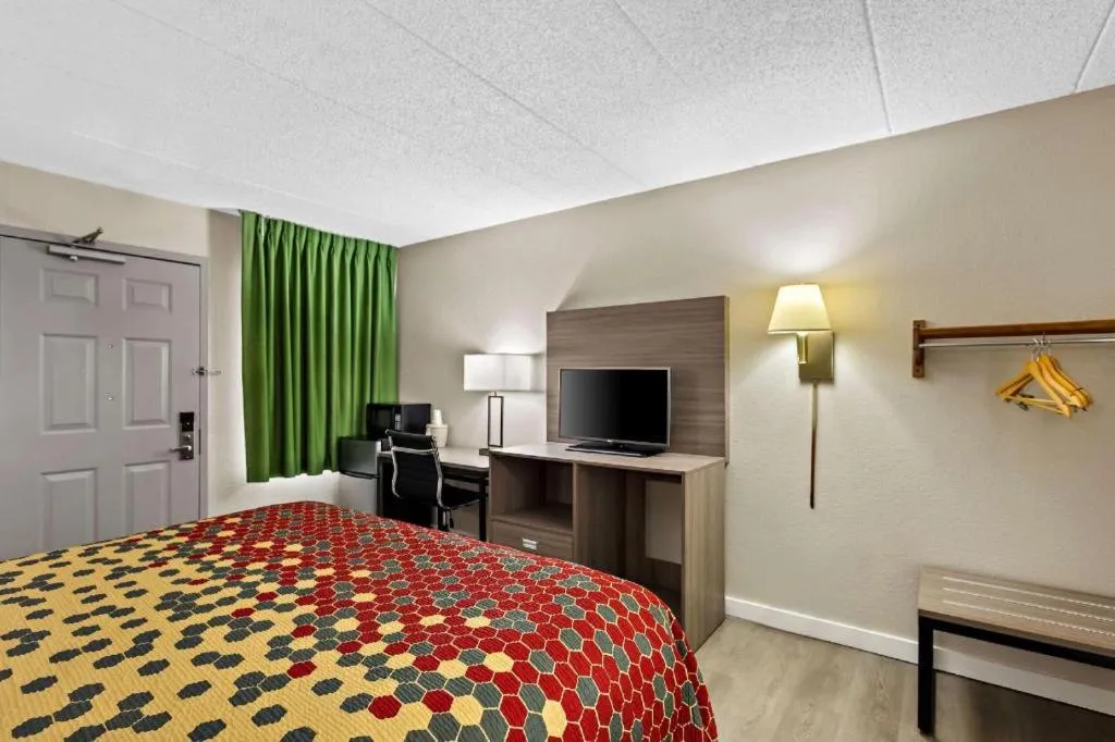 Bed in Econo Lodge Willowbrook
