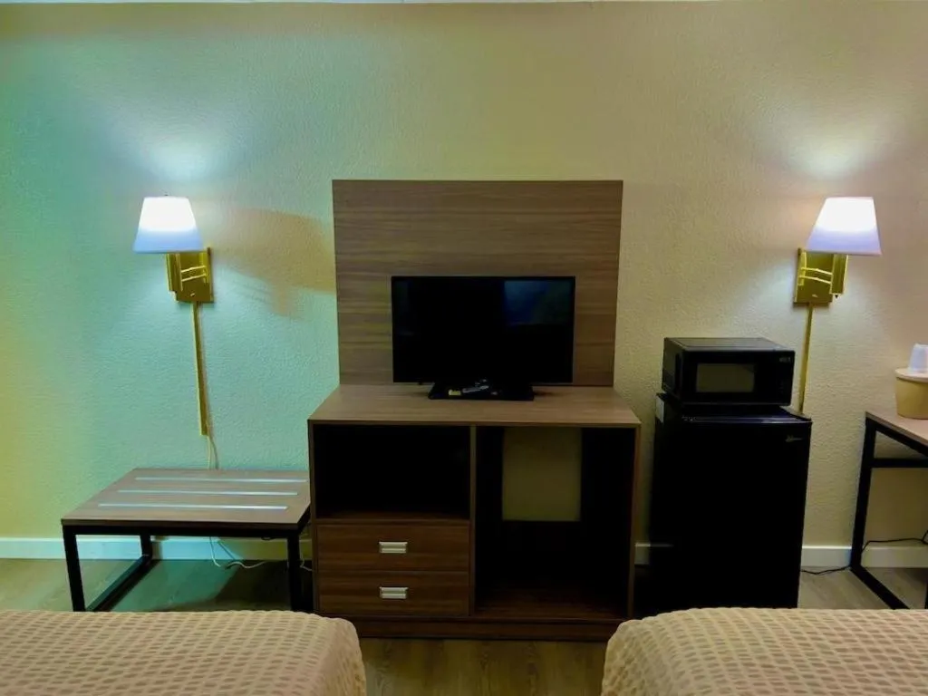 Bed in Econo Lodge Willowbrook