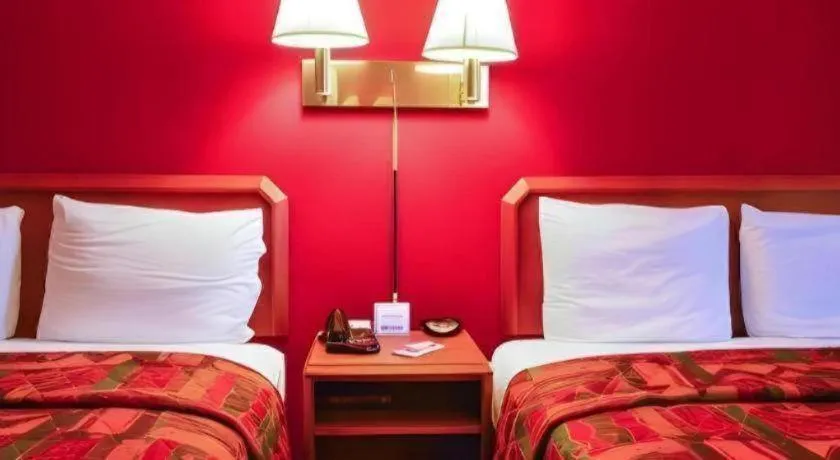 Bed in Econo Lodge Willowbrook
