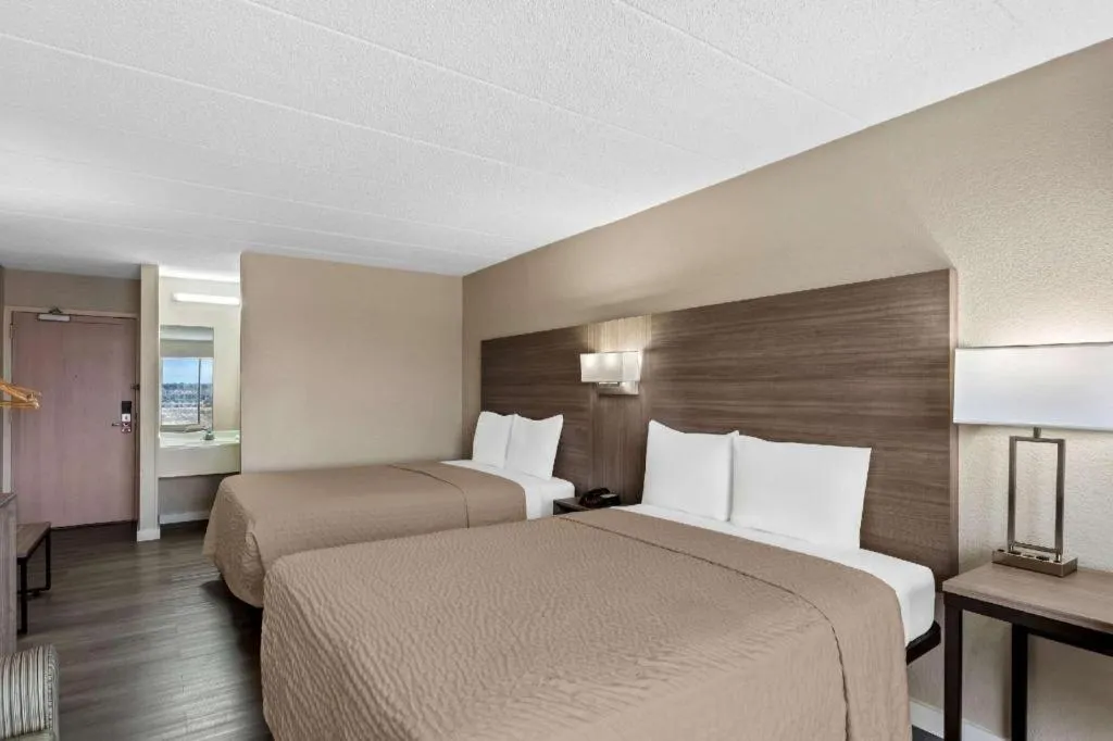 Bed in Econo Lodge Willowbrook