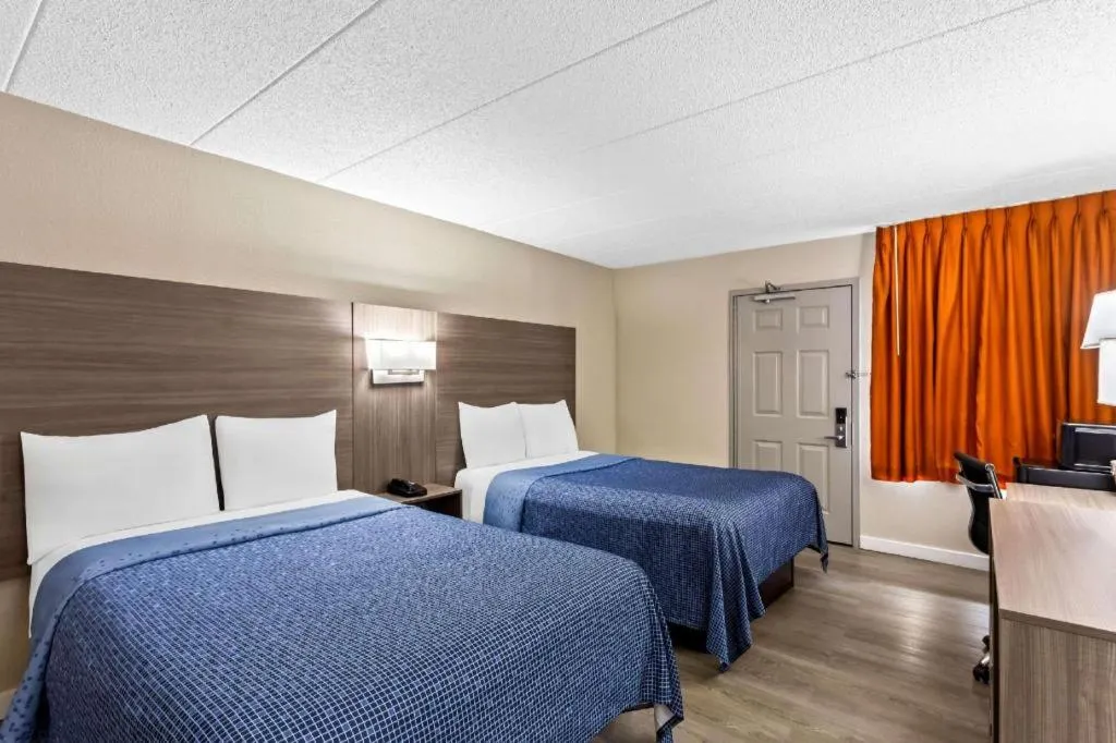 Bed in Econo Lodge Willowbrook