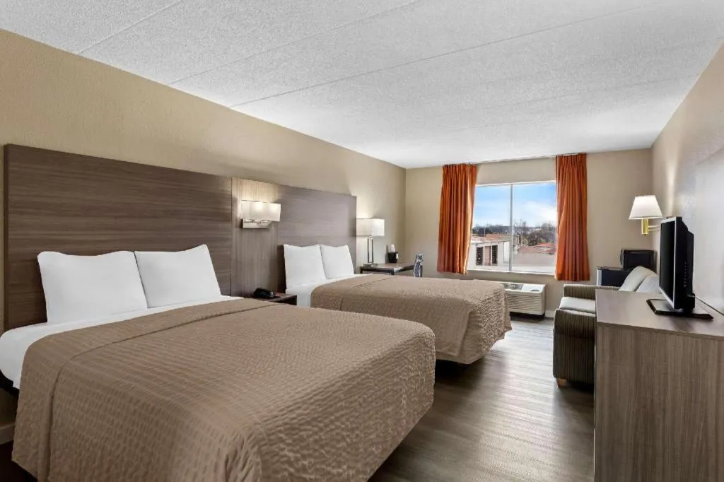 Bed in Econo Lodge Willowbrook