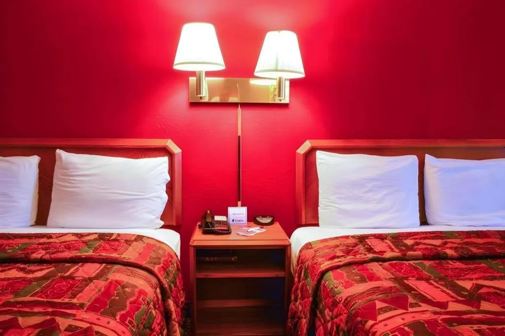 Bed in Econo Lodge Willowbrook