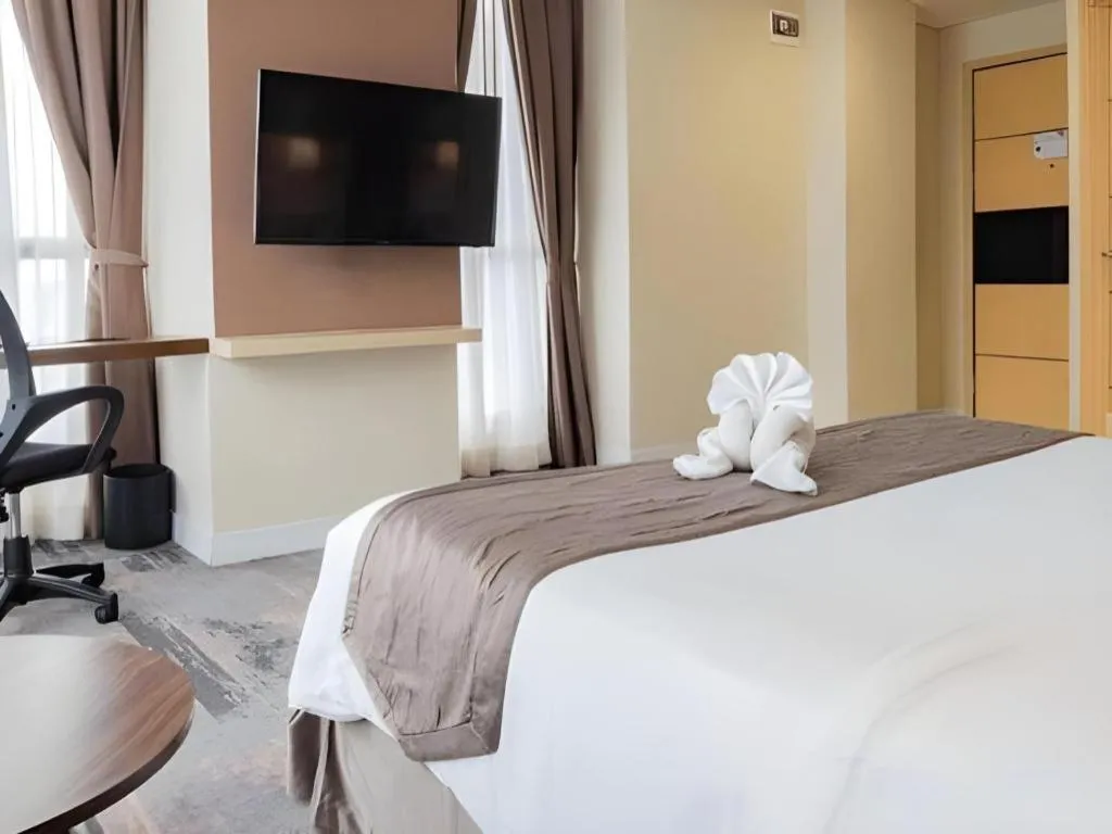 Bed in Hotel Grandhika Pemuda