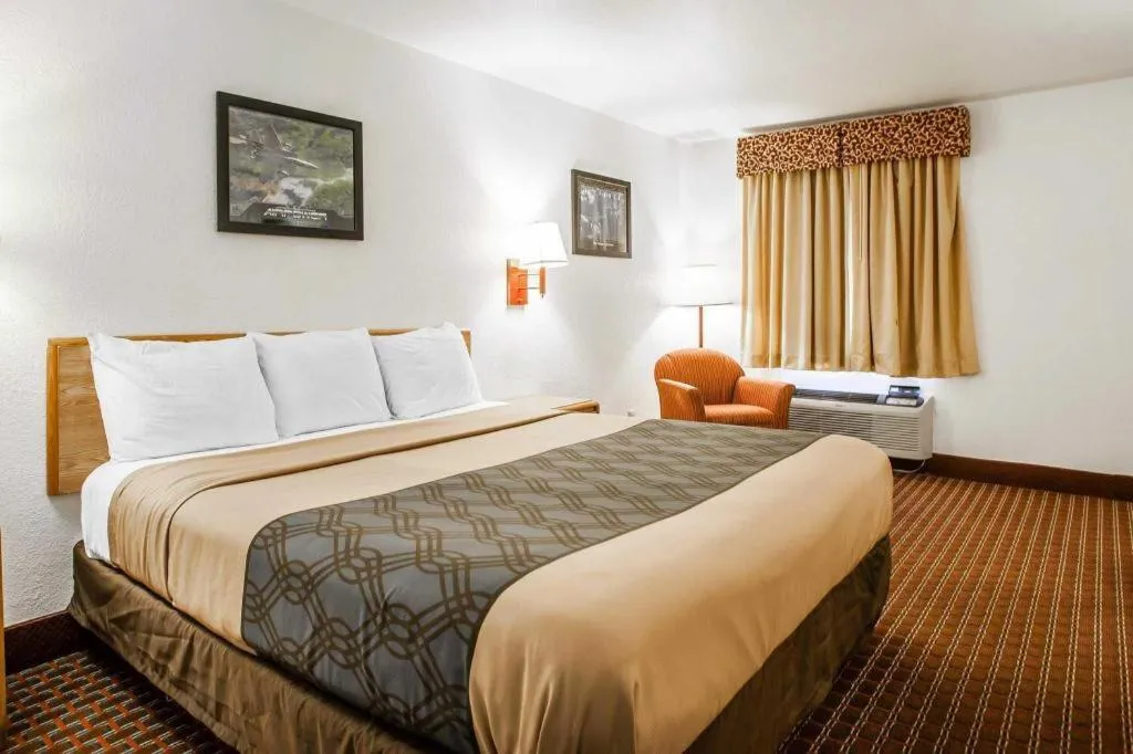 Bed in Econo Lodge Truman Inn