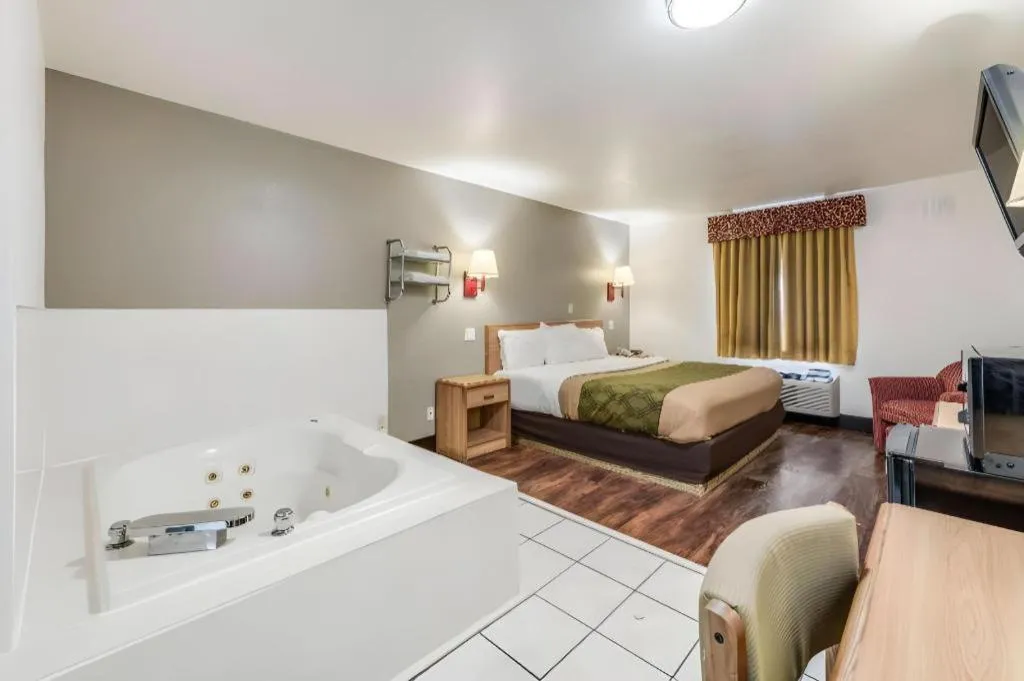 Bed in Econo Lodge Truman Inn