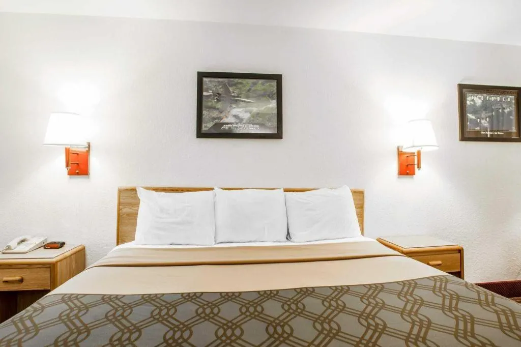 Bed in Econo Lodge Truman Inn
