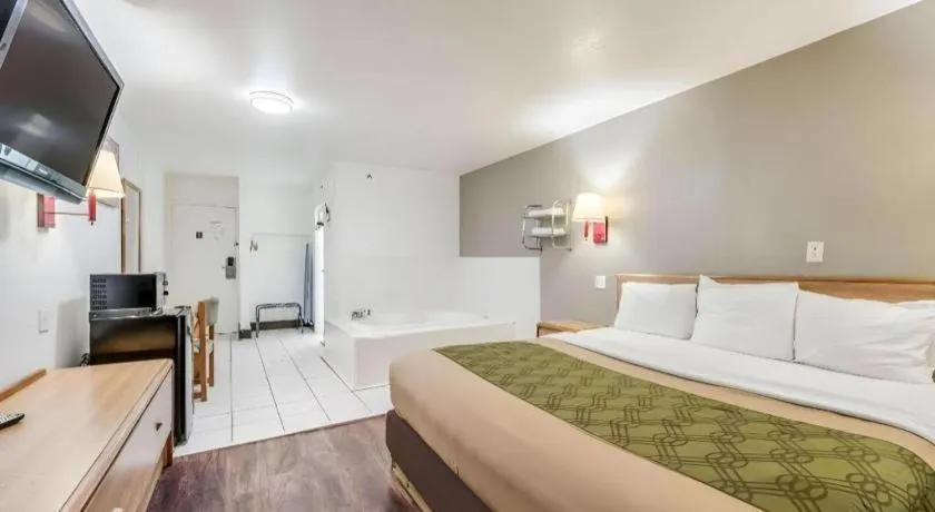 Bed in Econo Lodge Truman Inn