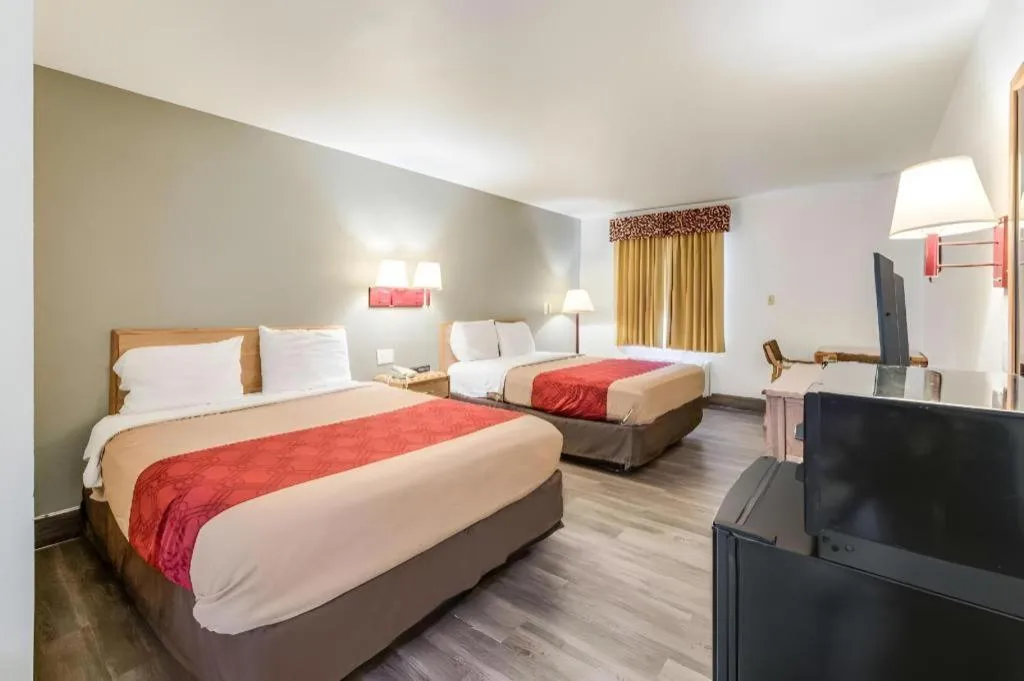 Bed in Econo Lodge Truman Inn