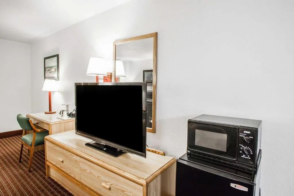 Econo Lodge Truman Inn