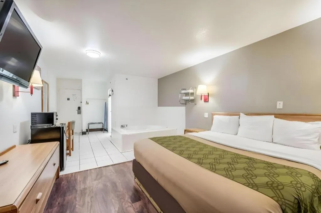 Bed in Econo Lodge Truman Inn