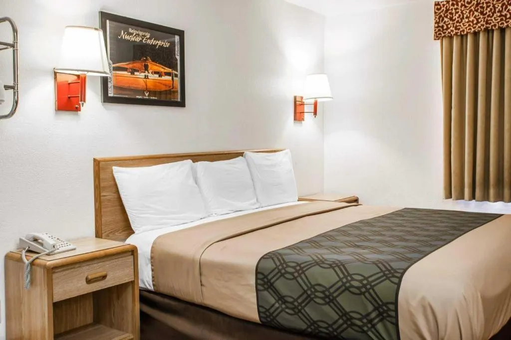 Bed in Econo Lodge Truman Inn