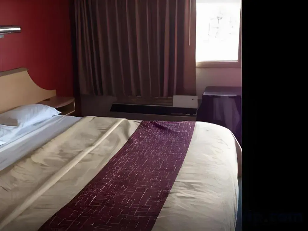 Bed in Rodeway Inn Bed in Rodeway Inn