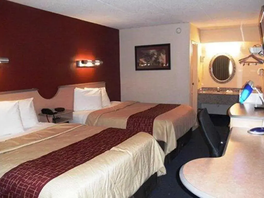 Bed in Rodeway Inn Bed in Rodeway Inn