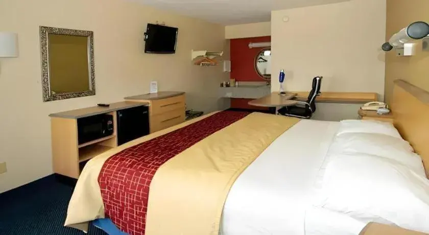 Bed in Rodeway Inn Bed in Rodeway Inn