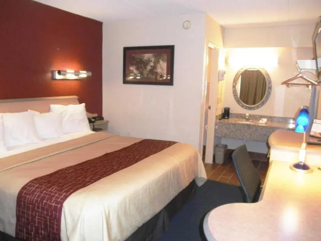 Bed in Rodeway Inn Bed in Rodeway Inn