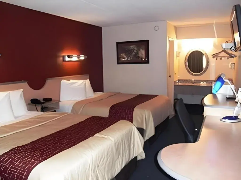 Bed in Rodeway Inn Bed in Rodeway Inn