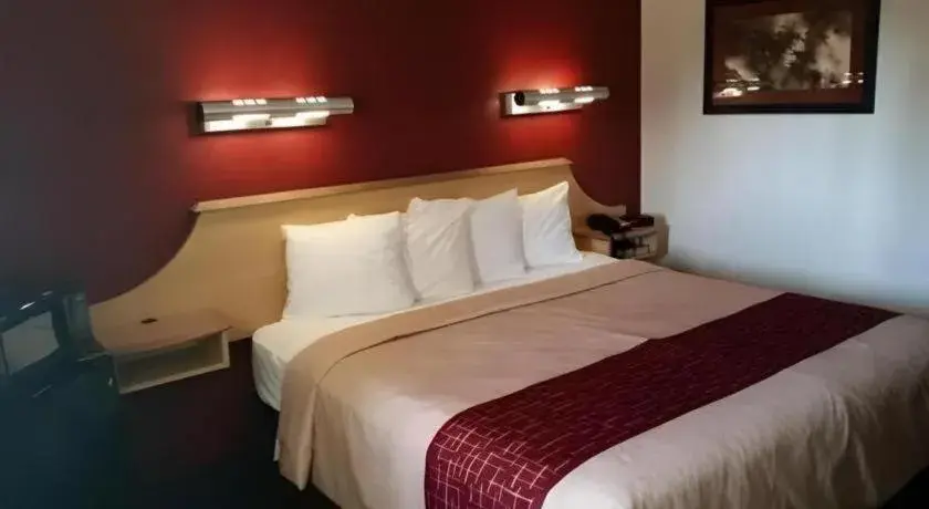 Bed in Rodeway Inn Bed in Rodeway Inn