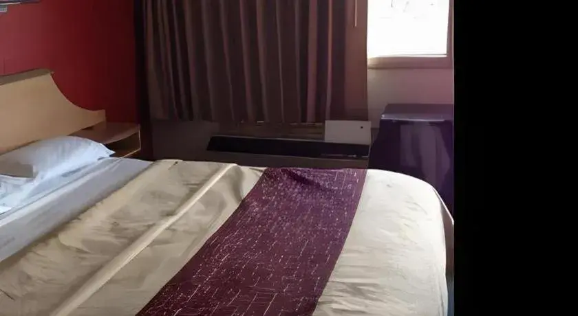 Bed in Rodeway Inn Bed in Rodeway Inn