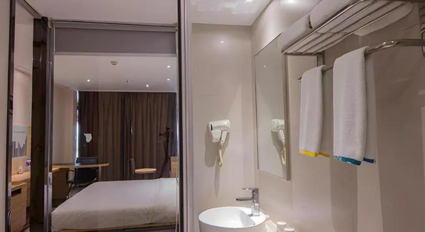 Bed in City Comfort Inn Zhuzhou Sports Center Red Star Macalline