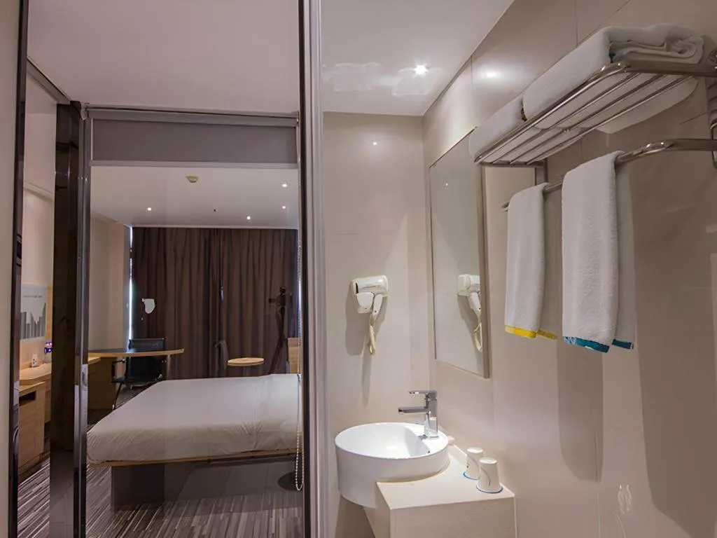 Bed in City Comfort Inn Zhuzhou Sports Center Red Star Macalline