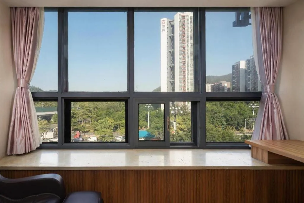 Chuanghui Business Hotel