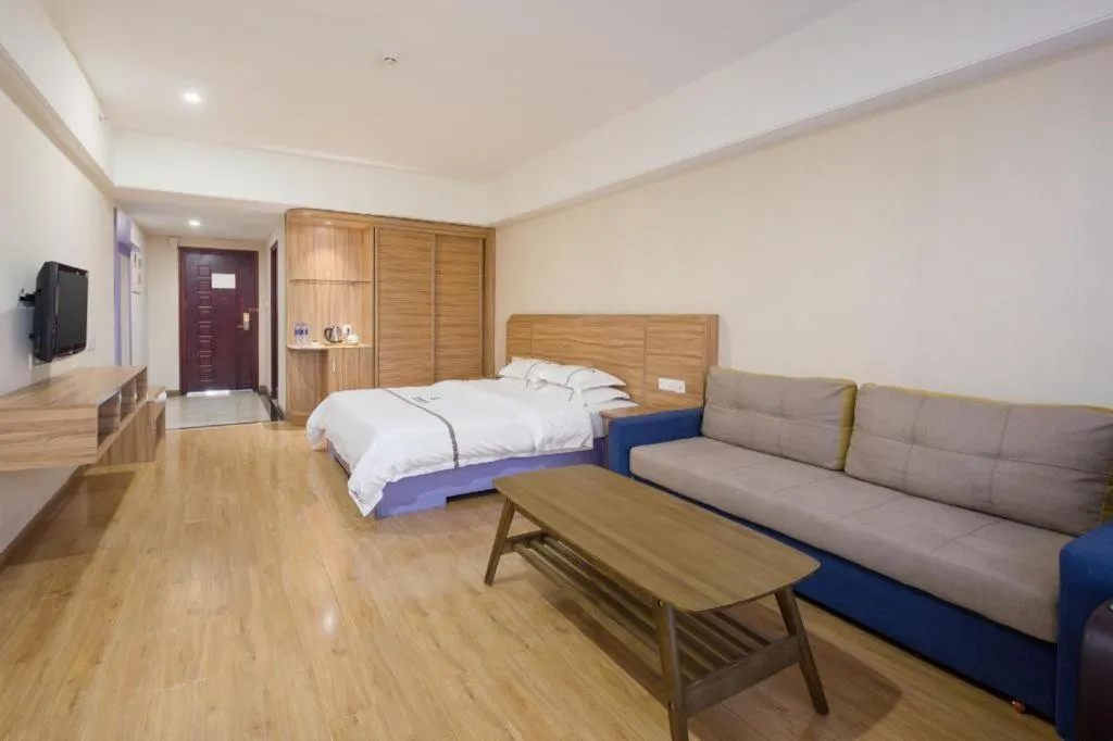 Bed in Chuanghui Business Hotel