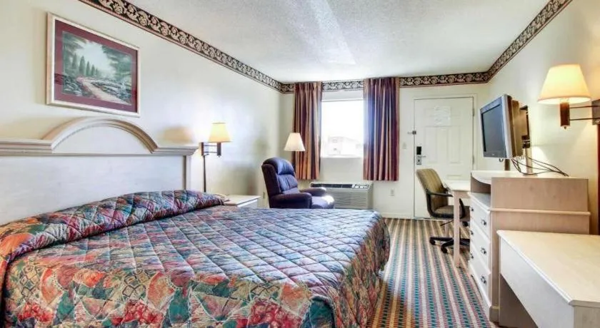 Bed in Econo Lodge Pearl - Jackson