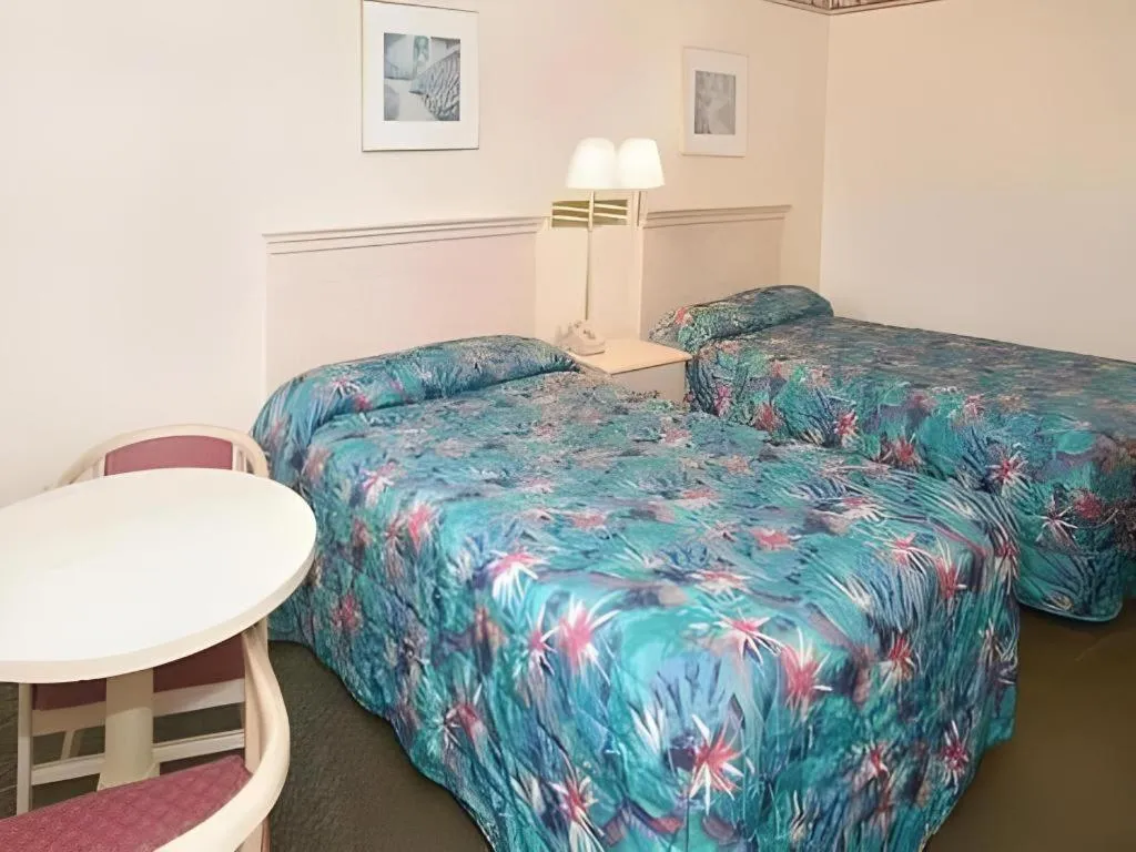 Bed in Econo Lodge Pearl - Jackson