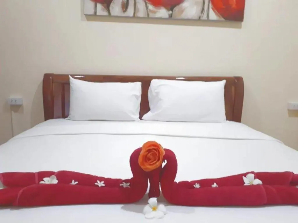 Bed in Rainbow Sky Hotel Samet