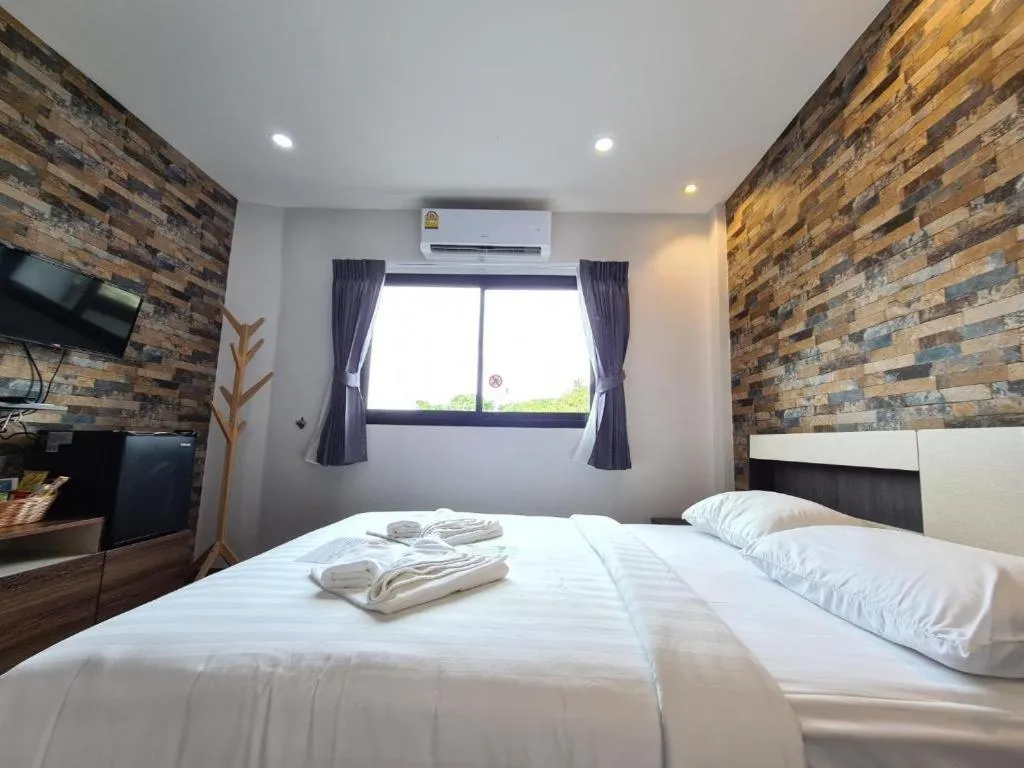 Bed in Rainbow Sky Hotel Samet