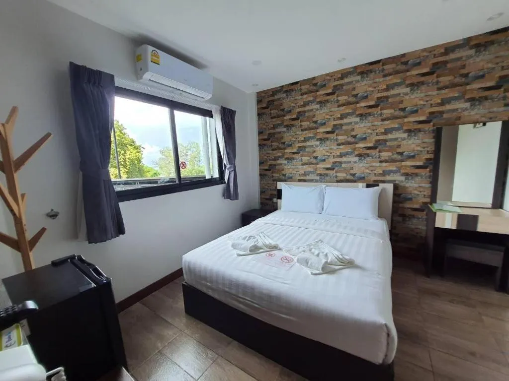 Bed in Rainbow Sky Hotel Samet