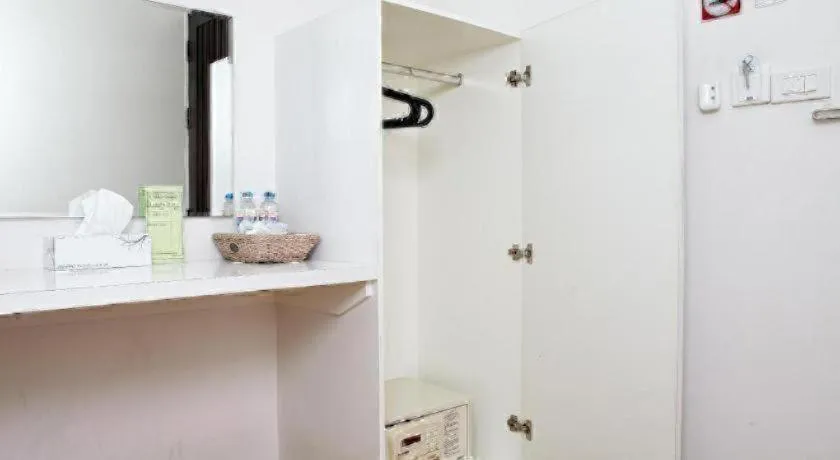 White House Asoke Sukhumvit 18