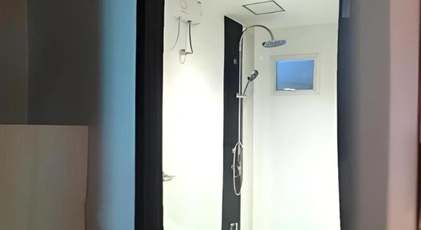 White House Asoke Sukhumvit 18